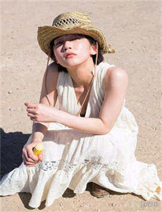 扒开粉嫩尿口露出大胸美女